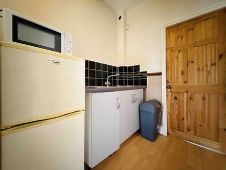 1 bedroom in a house share to rent - Photo 5