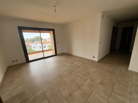 Location Appartement 4 pièces 78m² FOLELLI 20213 - Photo 2