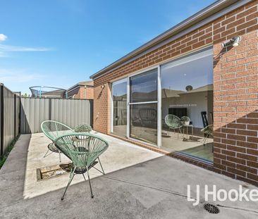 MODERN FAMILY HOME CLOSE TO ALL AMENITIES! - Photo 4