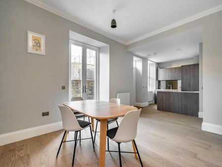2 bedroom flat to rent - Photo 2
