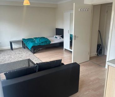 Studio to rent - Photo 6