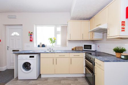 3 bedroom flat to rent - Photo 2