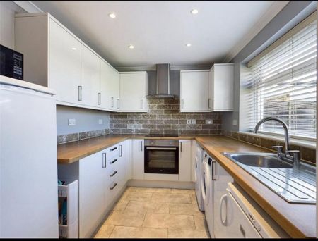 4 bedroom semi-detached house to rent - Photo 5
