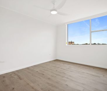 Freshly Renovated Two Bedroom Unit in the Heart of Cronulla - Photo 3