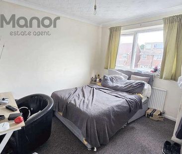 Plantagenet Place, Broomfield Road, Chadwell Heath, RM6 - Photo 2