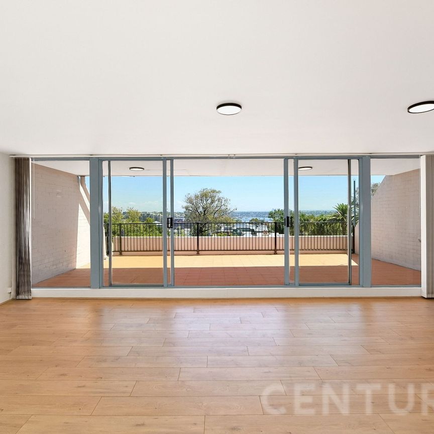 &quest;Stylish Top-Floor Apartment with Expansive Terrace & Harbour Glimpses - Photo 1