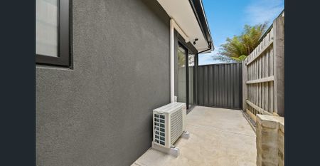 Brand new fully furnished rooms with private courtyards – All bills included! - Photo 4