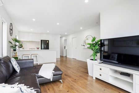 Charming 3BR Home in Takanini! Kauri Flat School - Photo 3