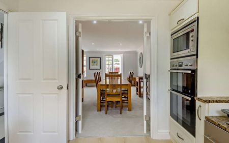 An immaculately presented three bedroom family house. - Photo 2