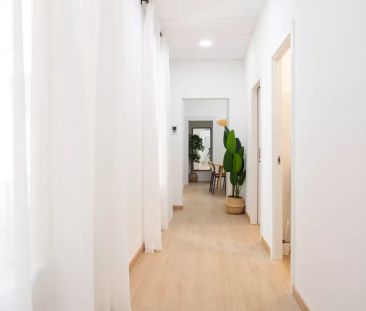 Room in a shared 8-bedroom apartment for rent in La Dreta de l'Eixample. - Photo 4