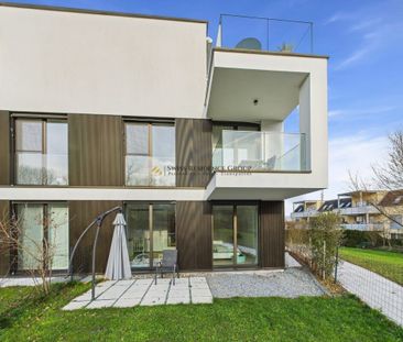 Exclusive living with private outdoor space - Photo 5