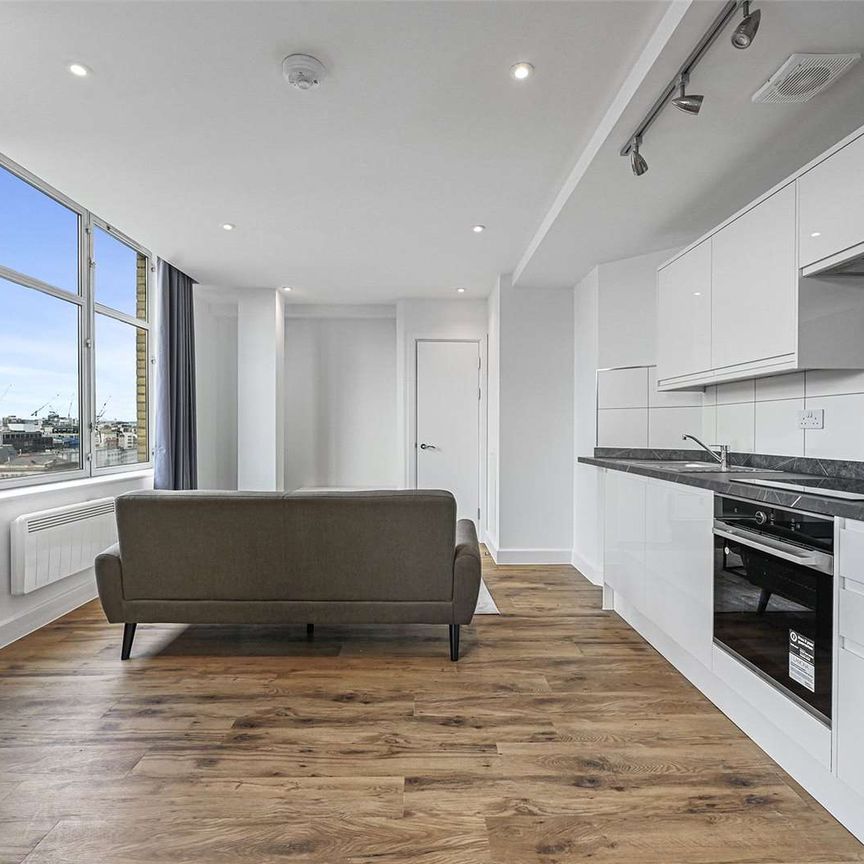 A recently refurbished studio apartment in a convenient City location - Photo 1