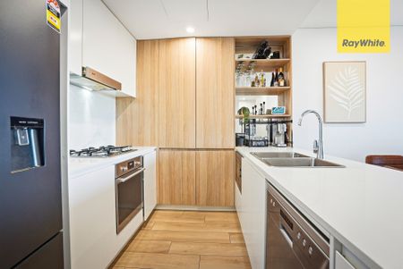 STUNNING OPEN PLAN LIVING - WALK TO STATION & SHOPS - Photo 4