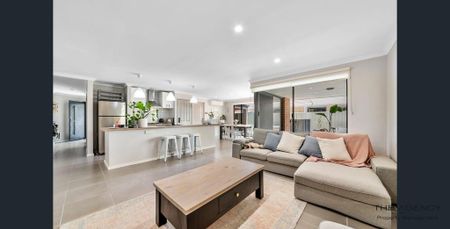 Modern 4 bedroom available now - Photo 5