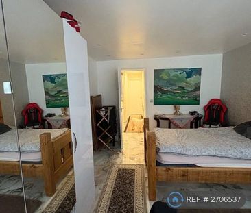 4 bedroom terraced house to rent - Photo 5