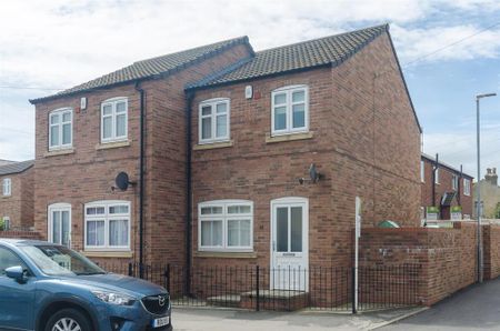 2 bedroom semi-detached house to rent - Photo 5