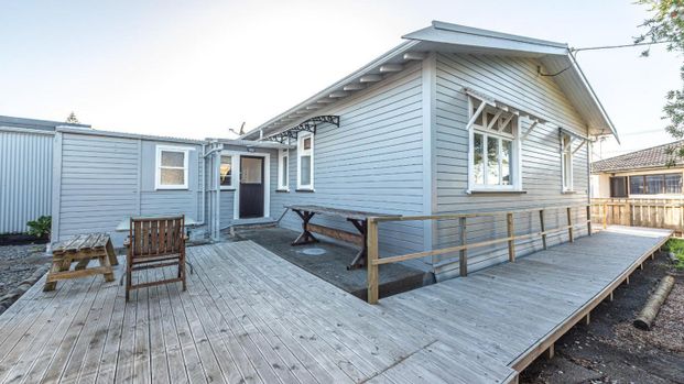 Family home in the heart of Springvale - Photo 1