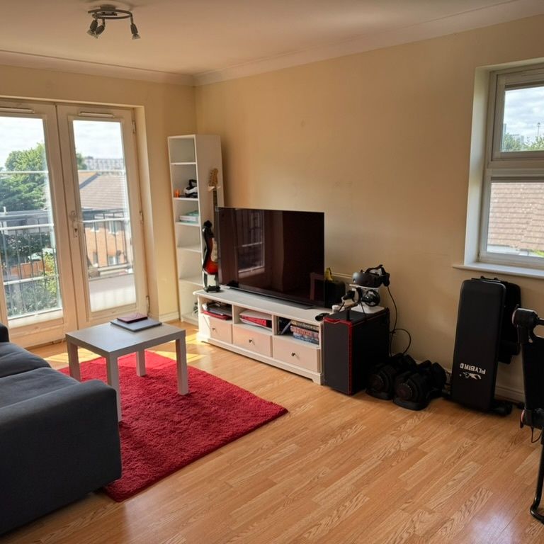 2 Bed Flat, Piper Way, IG1 - Photo 1