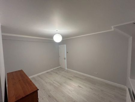 2 Bed Flat, Thornton Heath, CR7 - Photo 4