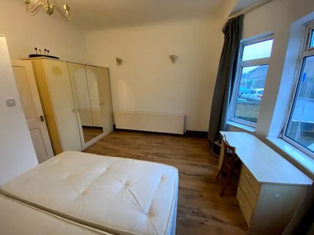 2 Bed Flat, Blenheim Road, E15 - Photo 2