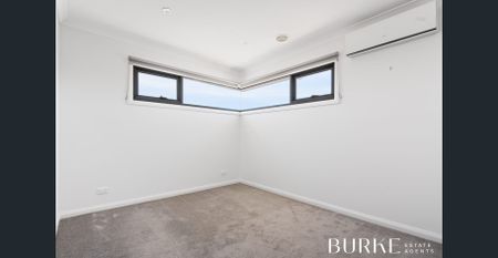 Spacious 4 Bedroom Corner Home with Courtyard - Photo 5