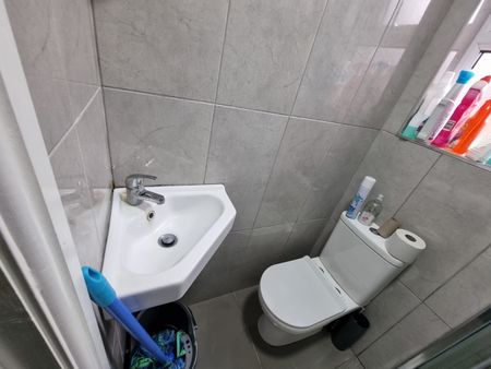1 Bed Flat, Washington Road, E6 - Photo 2