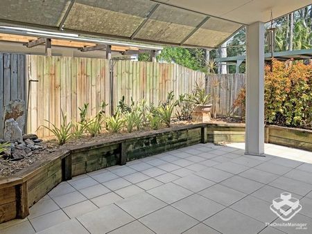 Modern 3-Bedroom Townhouse in Prime Indooroopilly Location - Photo 3