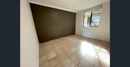 Spacious family living with poolside paradise! - Photo 2