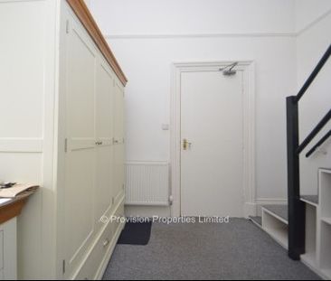 Flats near Leeds University - Photo 3