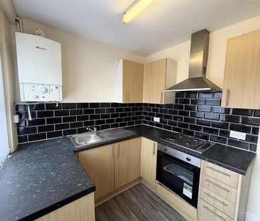 2 bedroom end of terrace house to rent - Photo 2