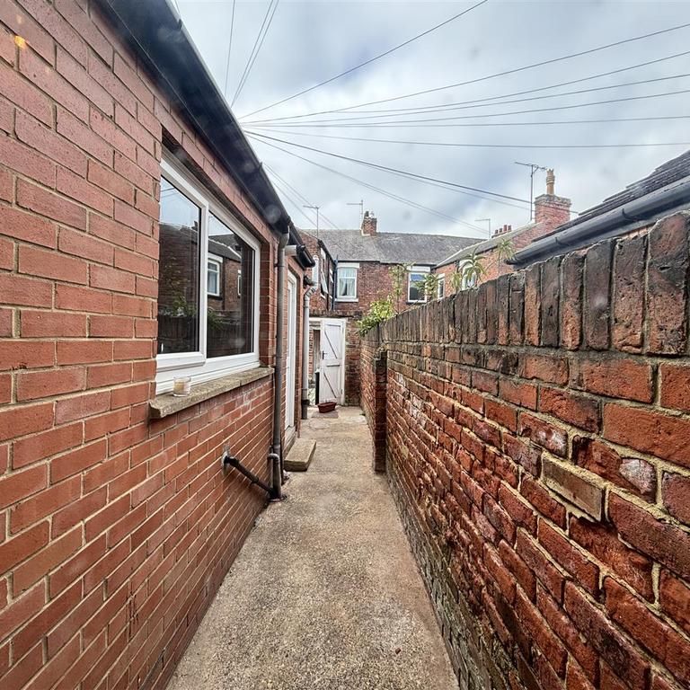 2 bedroom terraced house to rent - Photo 1