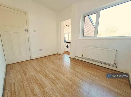 2 bedroom semi-detached house to rent - Photo 4