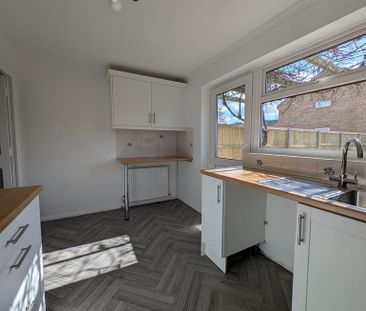 2 bedroom end of terrace house to rent - Photo 3