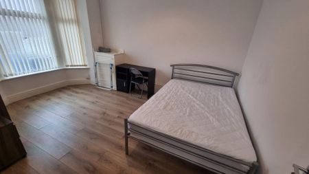 4 bedroom terraced house to rent - Photo 3