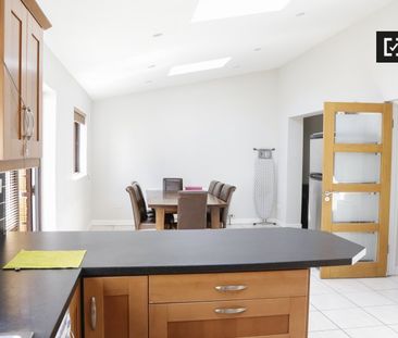 Room in 5-bedroom apartment in Ballymun, Dublin - Photo 2