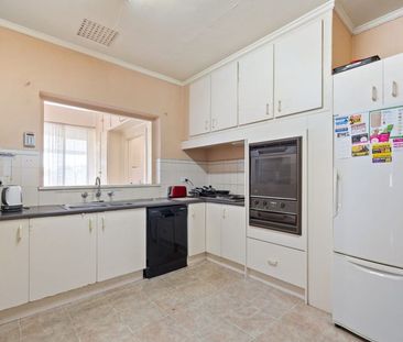 Spacious Family Living in Sought-After Park Holme Pocket - Photo 5