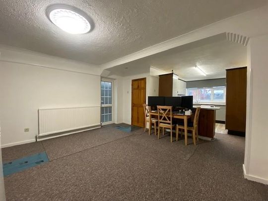 4 bedroom semi-detached house to rent - Photo 1