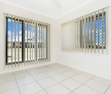 STYLISH LYONS LIVING - Photo 1