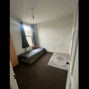 Room in a Shared House, Monega Road, E7 - Photo 3