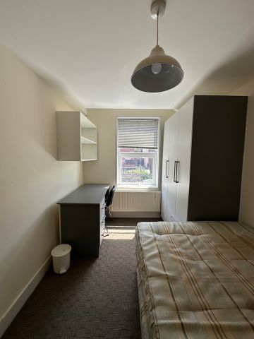 6 Bed Terraced House, Pitcroft Avenue, RG6 - Photo 2