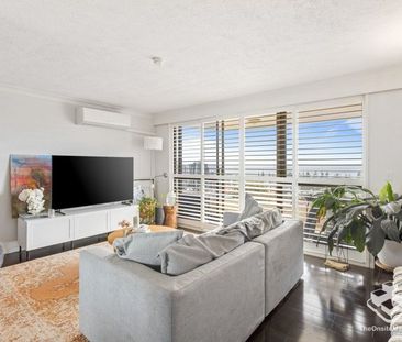 Stunning Views - Massive Balcony - Beautiful Apartment - Photo 5