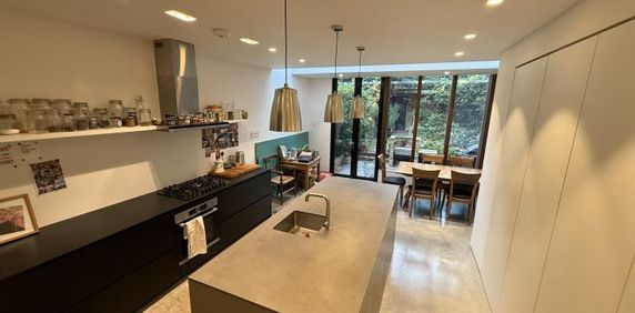 Spacious Double Room with Private Bathroom in Quiet Camden Home - Photo 2