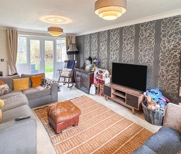 4 bedroom detached house to rent - Photo 2