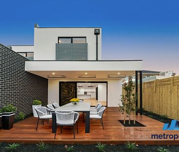 LUXURY TOWNHOUSE IN PREMIER LOCATION - Photo 1