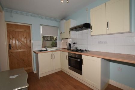 2 Bedroom Terraced House - Photo 2