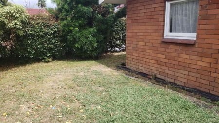 Two bedroom townhouse close to city - Photo 3