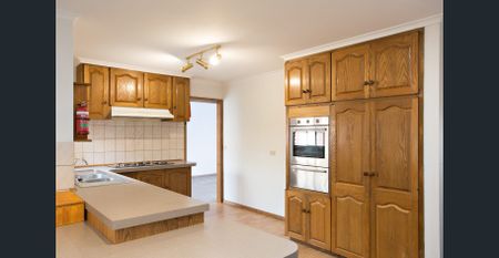 Three Bedroom, Two Bathroom, Two Living in Quiet Location - Photo 3