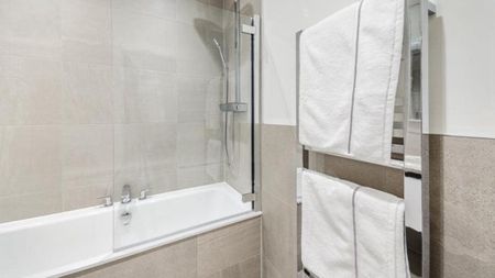 Luxury Loft Apartment in Riverside Warehouse Conversion - Photo 4