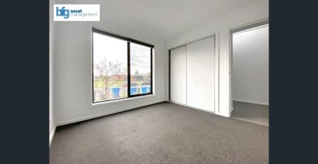 Discover Modern & Spacious Living in this 3-Bedroom Townhouse! - Photo 3