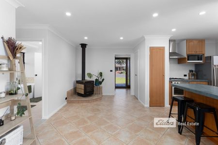 MUST VIEW PROPERTY! - Photo 3